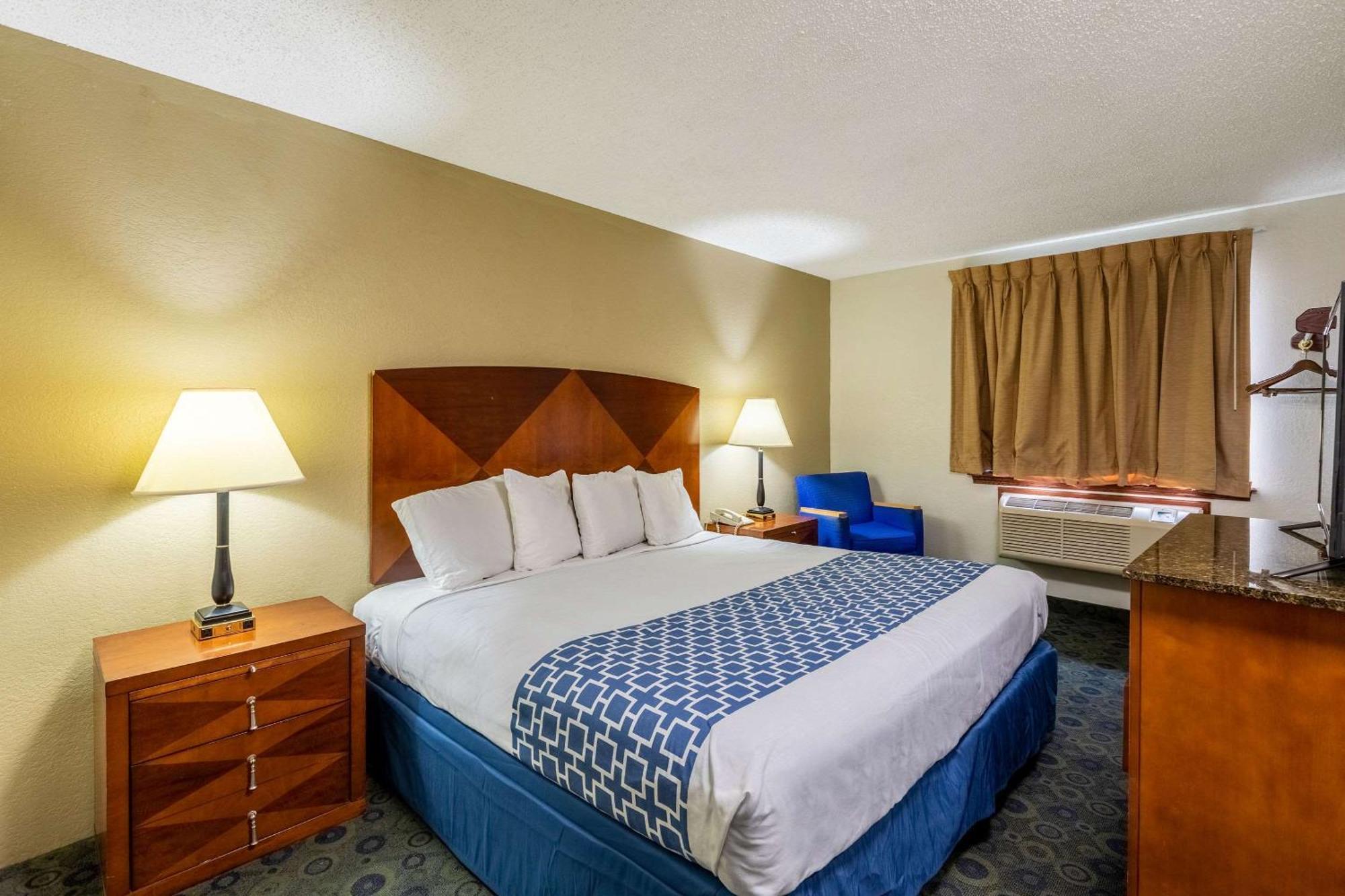 Econo Lodge Inn & Suites Auburn Room photo